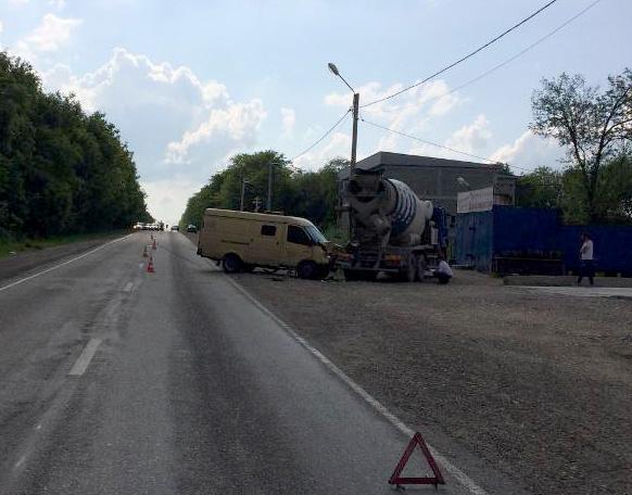 Вблизи Пятигорска коммерческий грузовик врезался в бетономешалку